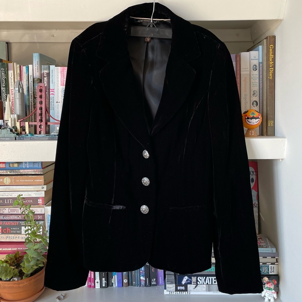 Tesori black velvet blazer in great condition, no flaws on velvet